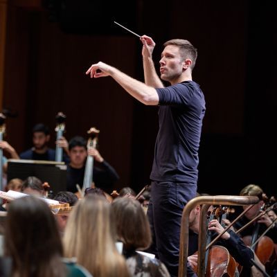 Roberto González-Monjas conducts the GSO in a rehearsal